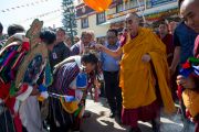 Его Святейшество Далай-лама приветствует тибетцев в храме Сера Лачи. Билакуппе, штат Карнатака, Индия. 24 декабря 2013 г. Фото: Тензин Чойджор (офис ЕСДЛ)