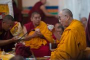 Его Святейшество Далай-лама принимает подношение риса в монастыре Сера Ме. Билакуппе, штат Карнатака, Индия. 24 декабря 2013 г. Фото: Тензин Чойджор (офис ЕСДЛ)