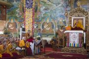 Его Святейшество Далай-лама, Линг Ринпоче, Ганден Трипа Ризонг Ринпоче во время учений  в монастыре Сера Чже. Билакуппе, штат Карнатака, Индия. 26 декабря 2013 г. Фото: Тензин Чойджор (офис ЕСДЛ)