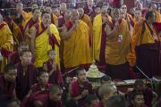 Мастера пения исполняют молитвы в ожидании прибытия Его Святейшества Далай-ламы перед началом четвертого дня учений в монастыре Сера Чже. Билакуппе, штат Карнатака, Индия. 26 декабря 2013 г. Фото: Тензин Чойджор (офис ЕСДЛ)