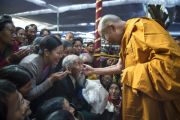 Его Святейшество Далай-лама приветствует пожилого тибетца перед началом учений в монастыре Сера Чже. Билакуппе, штат Карнатака, Индия. 26 декабря 2013 г. Фото: Тензин Чойджор (офис ЕСДЛ)