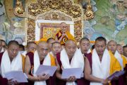 Его Святейшество Далай-лама с монахами получившими степень геше-лхарамба в монастыре Сера Чже. Билакуппе, штат Карнатака, Индия. 26 декабря 2013 г. Фото: Тензин Чойджор (офис ЕСДЛ)
