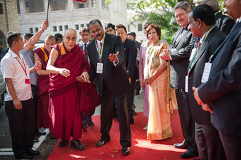 В Бангалоре Далай-лама посетил школу им. епископа Коттона