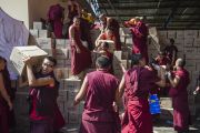 Монахи раздают книги более чем 30 тысячам участникам учений Его Святейшества Далай-ламы в монастыре Сера Чже. Билакуппе, штат Карнатака, Индия. 30 декабря 2013 г. Фото: Тензин Чойджор (офис ЕСДЛ)