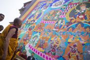 Его Святейшество Далай-лама рассматривает огромную танку Гуру Ринпоче, выполненную в технике аппликации, в монастыре Сера Чже на пятый день учений. Билакуппе, штат Карнатака, Индия. 29 декабря 2013 г. Фото: Тензин Чойджор (офис ЕСДЛ)