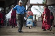 В монастыре Сера Чже продолжаются учения Его Святейшества Далай-ламы