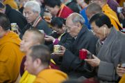 Слушатели читают молитву, перед тем как приступить к чаепитию на седьмой день учений Его Святейшества Далай-ламы в монастыре Сера Чже. Билакуппе, штат Карнатака, Индия. 31 декабря 2013 г. Фото: Тензин Чойджор (офис ЕСДЛ)