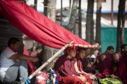 Слушатели прячутся под навесом от солнца в седьмой день учений Его Святейшества Далай-ламы в монастыре Сера Чже. Билакуппе, штат Карнатака, Индия. 31 декабря 2013 г. Фото: Тензин Чойджор (офис ЕСДЛ)