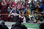 Слушатели ожидают прибытия Его Святейшества Далай-ламы в начале седьмого дня учений в монастыре Сера Чже. Билакуппе, штат Карнатака, Индия. 31 декабря 2013 г. Фото: Тензин Чойджор (офис ЕСДЛ)