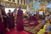 Монахи проводят философский диспут в присутствии Его Святейшества Далай-ламы в монастыре Сера Чже в заключительный день учений. Билакуппе, штат Карнатака, Индия. 3 января 2014 г. Фото: Тензин Чойджор (офис ЕСДЛ)