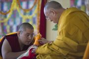 Линг Ринпоче совершает традиционные подношения Его Святейшеству Далай-ламе в заключительный день учений в монастыре Сера Чже. Билакуппе, штат Карнатака, Индия. 3 января 2014 г. Фото: Тензин Чойджор (офис ЕСДЛ)