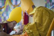 Ганден Трипа Ризонг Ринпоче совершает традиционное подношение Его Святейшеству Далай-ламе в монастыре Сера Чже в заключительный день учений. Билакуппе, штат Карнатака, Индия. 3 января 2014 г. Фото: Тензин Чойджор (офис ЕСДЛ)