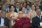 Его Святейшество Далай-лама фотографируется на память с докладчиками и участниками 92-й ежегодной конференции Ассоциации руководителей англо-индийских школ Индии в школе им. епископа Коттона. Бангалор, Индия. 5 января 2014 г. Фото: Тензин Чойджор (офис ЕСДЛ)