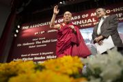 Его Святейшество Далай-лама приветствует аудиторию в школе им. епископа Коттона. Бангалор, Индия. 5 января 2014 г. Фото: Тензин Чойджор (офис ЕСДЛ)