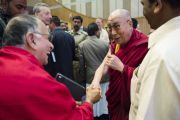Его Святейшество Далай-лама в Христианском университете перед началом конференции "Этические границы в глобализованном мире". Бангалор, Индия. 6 января 2014 г. Фото: Тензин Чойджор (офис ЕСДЛ)