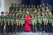 Его Святейшество Далай-лама с певцами хора Христианского университета перед началом конференции "Этические границы в глобализованном мире". Бангалор, Индия. 6 января 2014 г. Фото: Тензин Чойджор (офис ЕСДЛ)