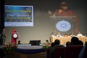 Его Святейшество Далай-лама выступает с речью на открытии конференции "Этические границы в глобализованном мире". Бангалор, Индия. 6 января 2014 г. Фото: Тензин Чойджор (офис ЕСДЛ)