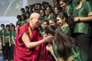 Его Святейшество Далай-лама с певцами хора Христианского университета перед началом конференции "Этические границы в глобализованном мире".