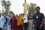 Его Святейшество Далай-лама у статуи идущего Будды в Нагалоке. Нагпур, штат Махараштра, Индия. 8 января 2014 г. Фото: Тензин Чойджор (офис ЕСДЛ)