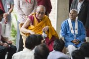 Его Святейшество Далай-лама беседует со студентами-буддологами в Нагалоке. Нагпур, штат Махараштра, Индия. 8 января 2014 г. Фото: Тензин Чойджор (офис ЕСДЛ)