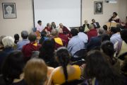 Его Святейшество Далай-лама принимает участие в заключительном заседании семинара по философии Нагарджуны в Райпуре. Штат Чаттисгарх, Индия. 15 января 2014 г. Фото: Тензин Чойджор (офис ЕСДЛ)