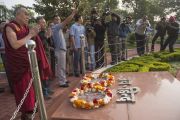 Его Святейшество Далай-лама у военного мемориала в парке Раджива Ганди в Райпуре. Штат Чаттисгарх, Индия. 15 января 2014 г. Фото: Тензин Чойджор (офис ЕСДЛ)