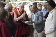 Его Святейшество Далай-ламу приветствуют в университете им. Пандиты Равишанкара Шуклы в Райпуре. Штат Чаттисгарх, Индия. 15 января 2014 г. Фото: Тензин Чойджор (офис ЕСДЛ)