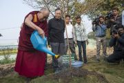 Его Святейшество Далай-лама поливает посаженное им дерево в резиденции губернатора штата в Райпуре. Штат Чаттисгарх, Индия. 15 января 2014 г. Фото: Тензин Чойджор (офис ЕСДЛ)