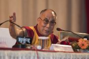 Его Святейшество Далай-лама выступает в университете им. Пандиты Равишанкара Шуклы в Райпуре. Штат Чаттисгарх, Индия. 15 января 2014 г. Фото: Тензин Чойджор (офис ЕСДЛ)