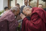 Его Святейшество Далай-лама здоровается с одним из сотрудников резиденции губернатора штата в Райпуре. Штат Чаттисгарх, Индия. 15 января 2014 г. Фото: Тензин Чойджор (офис ЕСДЛ)