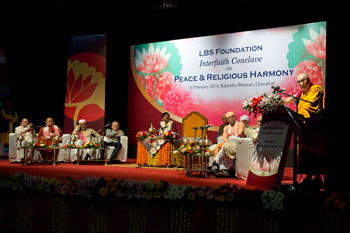 В Гувахати Далай-лама принял участие в межконфессиональной встрече по вопросам мира и религиозной гармонии 