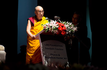 В Гувахати Далай-лама принял участие в межконфессиональной встрече по вопросам мира и религиозной гармонии 