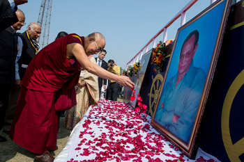 Далай-лама выступил с публичной лекцией о гуманном подходе к построению мира и посетил Фестиваль Тибета