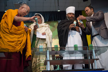Далай-лама побеседовал с тибетцами из Шиллонга и принял участие в межконфессиональной встрече