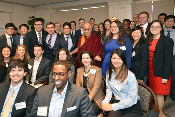 В Вашингтоне Далай-лама принял участие в беседе о счастье, свободе предпринимательства и благополучии человека