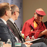 Экономика, счастье и поиски лучшей жизни. Далай-лама продолжил встречи в Американском институте предпринимательства