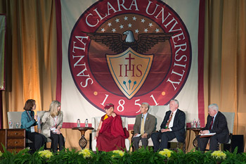 Далай-лама принял участие в обсуждении на тему «Бизнес, нравственность и сострадание» в университете Санта-Клары