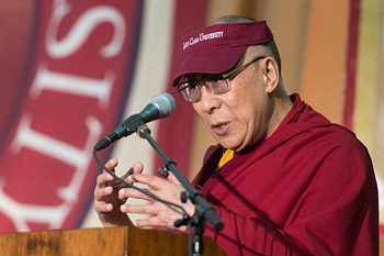 Далай-лама принял участие в обсуждении на тему «Бизнес, нравственность и сострадание» в университете Санта-Клары