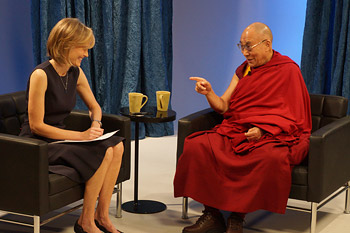 В Лос-Анджелесе Далай-лама дал несколько интервью, в том числе Ларри Кингу
