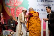Дээрхийн Гэгээнтэн Далай Лам энх тайван шашин хоорондын эв нэгдлийн төлөөх чуулганы төгсгөлд лалын шашинтан, эрдэмтэн докторант Тайфикур Раман Борборад хадаг барив. Энэтхэг, Ассам, Гувахати, 2014.02.01. Зургийг Дэнзэн Чойжор