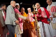 Его Святейшество Далай-лама и другие участники межрелигиозной встречи по проблемам мира и межрелигиозной гармонии зажигают ритуальный светильник. Гувахати, штат Ассам, Индия. 1 февраля 2014 г. Фото: Тензин Чойджор (офис ЕСДЛ)