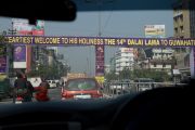 На улицах Гувахати растяжки, приветствующие Его Святейшество Далай-ламу. Штат Ассам, Индия. 1 февраля 2014 г. Фото: Тензин Чойджор (офис ЕСДЛ)