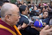 Его Святейшество Далай-лама отвечает на вопросы журналистов по окончанию межрелигиозной встречи по проблемам мира и межрелигиозной гармонии. Гувахати, штат Ассам, Индия. 1 февраля 2014 г. Фото: Джереми Рассел (офис ЕСДЛ)