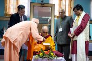 Его Святейшество Далай-лама перед началом межрелигиозной встречи по проблемам мира и межрелигиозной гармонии. Гувахати, штат Ассам, Индия. 1 февраля 2014 г. Фото: Тензин Чойджор (офис ЕСДЛ)