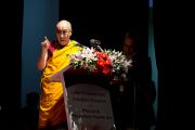 Его Святейшество Далай-лама выступает на межрелигиозной встрече по проблемам мира и межрелигиозной гармонии. Гувахати, штат Ассам, Индия. 1 февраля 2014 г. Фото: Тензин Чойджор (офис ЕСДЛ)