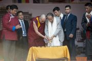 Его Святейшество Далай-лама и главный министр штата Ассам Тарун Гогои зажигают светильник в ознаменование торжественного открытия фестиваля Тибета. Гувахати, штат Ассам, Индия. 2 февраля 2014 г. Фото: Тензин Чойджор (офис ЕСДЛ)