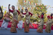 Исполнение национальных танцев на торжественном открытии фестиваля Тибета. Гувахати, штат Ассам, Индия. 2 февраля 2014 г. Фото: Тензин Чойджор (офис ЕСДЛ)
