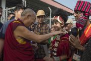 Его Святейшество Далай-лама приветствует своих почитателей на стадионе им. Неру. Гувахати, штат Ассам, Индия. 2 февраля 2014 г. Фото: Тензин Чойджор (офис ЕСДЛ)
