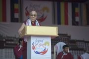 Его Святейшество Далай-лама произносит речь на торжественном открытии фестиваля Тибета. Гувахати, штат Ассам, Индия. 2 февраля 2014 г. Фото: Тензин Чойджор (офис ЕСДЛ)