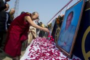 Его Святейшество Далай-лама у портретов двух основателей издательства LBS перед началом своего выступления на стадионе им. Неру. Гувахати, штат Ассам, Индия. 2 февраля 2014 г. Фото: Тензин Чойджор (офис ЕСДЛ)